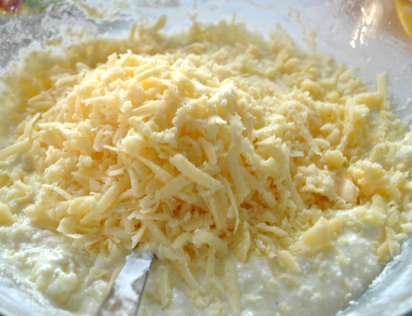 Добавляем сыр в состав начинки шоколадного творожника